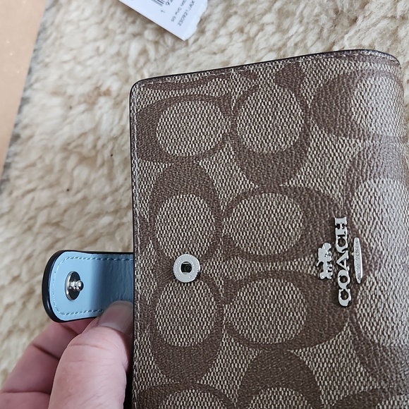 NWT IOB Coach Med Signature & Pale Blue Corner Zip Wallet 🩵 - Picture 7 of 16